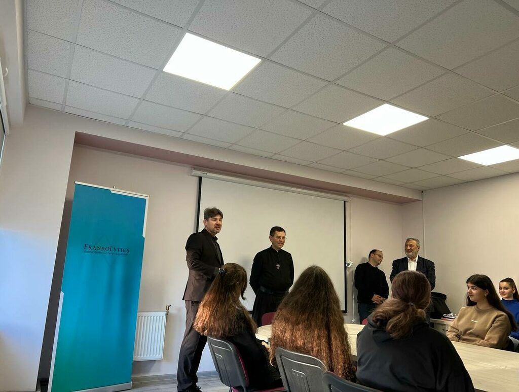 photo_5192761863870469179_y