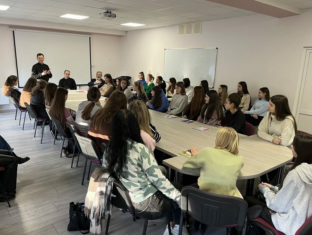 photo_5192806136393356021_y