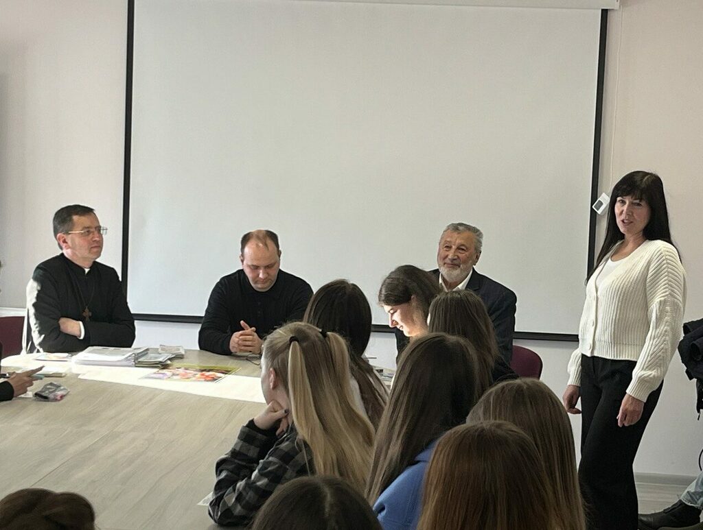 photo_5192806136393356026_y